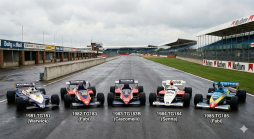 Fünf Toleman Formel-1-Rennwagen (1981-1985) stehen auf einer nassen Rennstrecke. Beschriftet sind die Modelle mit Fahrern wie Senna und Fabi.