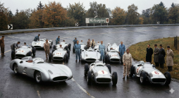 Klassische Mercedes-Benz Silberpfeil-Rennwagen (W 196 & 300 SLR) mit Fahrern und Team am Nürburgring, nasse Strecke, 1950er Jahre.