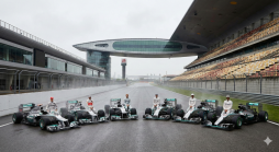 Sechs Mercedes-AMG Petronas F1-Autos mit ihren Fahrern auf nasser Strecke des Shanghai International Circuit.